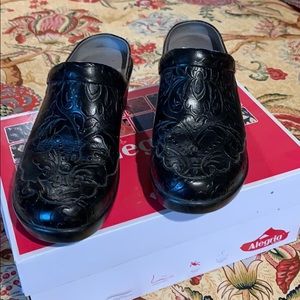 Algeria nursing shoes